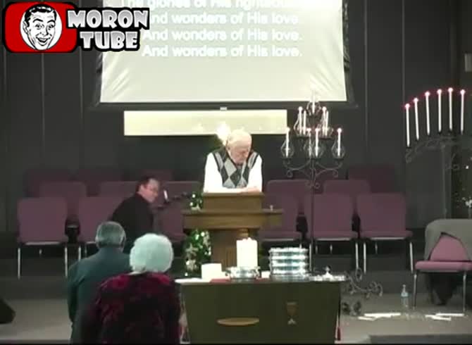Video :During his speech, a pastor was disturbed